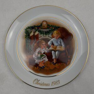 Avon Christmas Memories Plate 1983 Enjoying the Night Before Christmas Third 9"